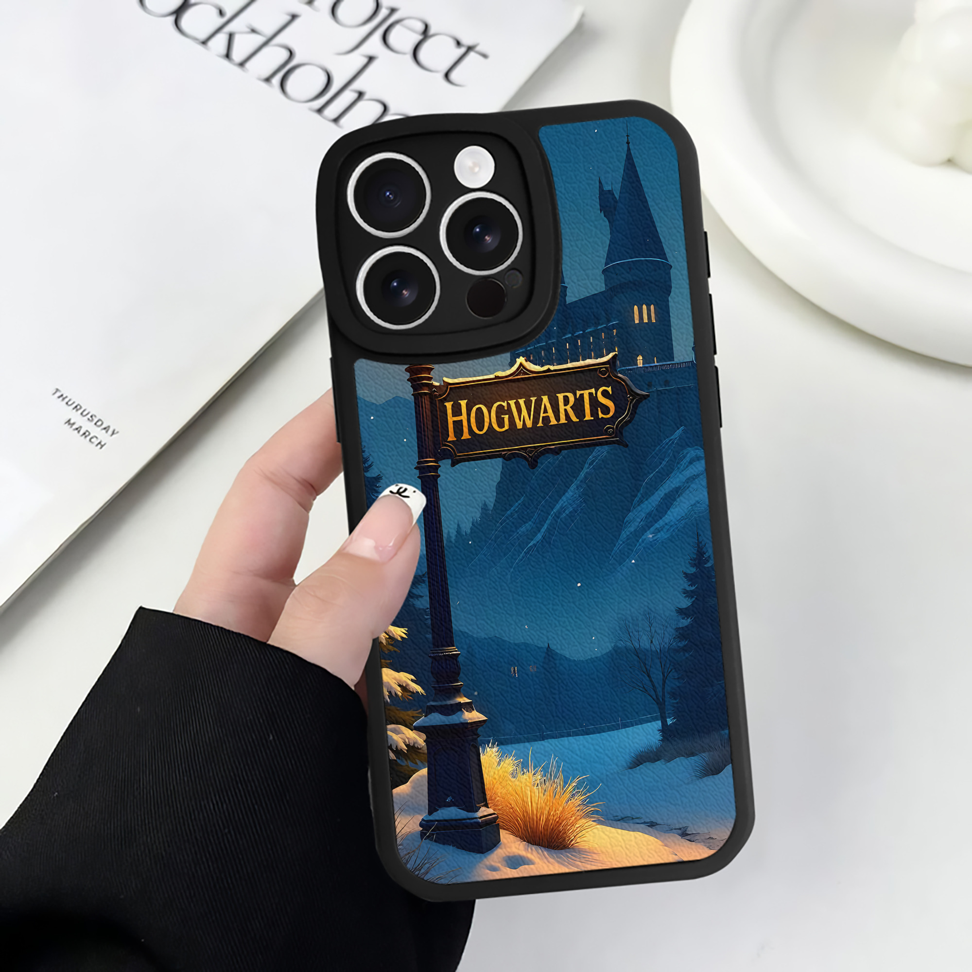 （画像用） Harry Potter ハリー・ポッターシリーズ 【iPhone 16シリーズ対応】シリコンスマホケース（レザー調） 材質：シリコン